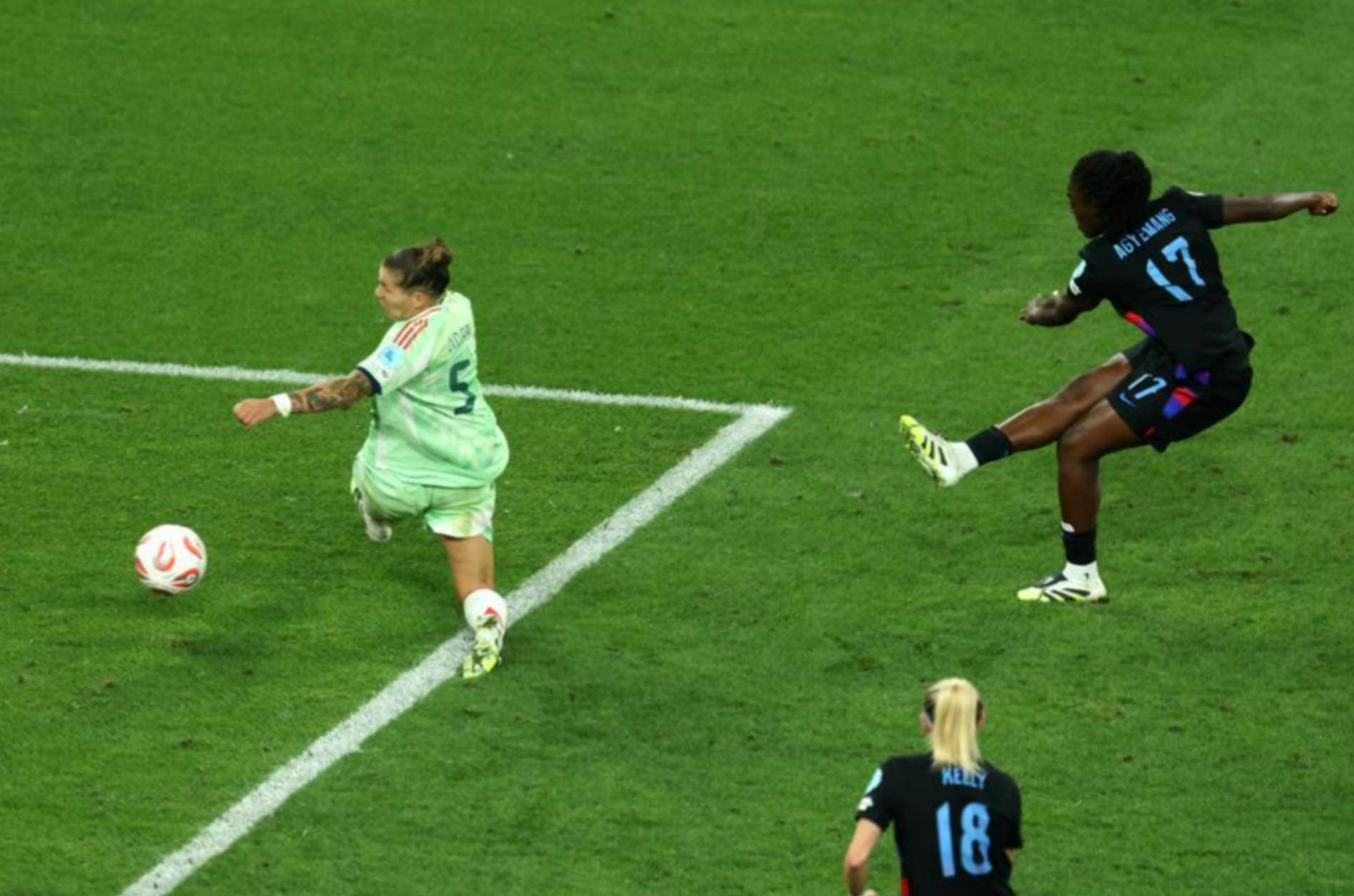 英格兰力克意大利，重获出线希望