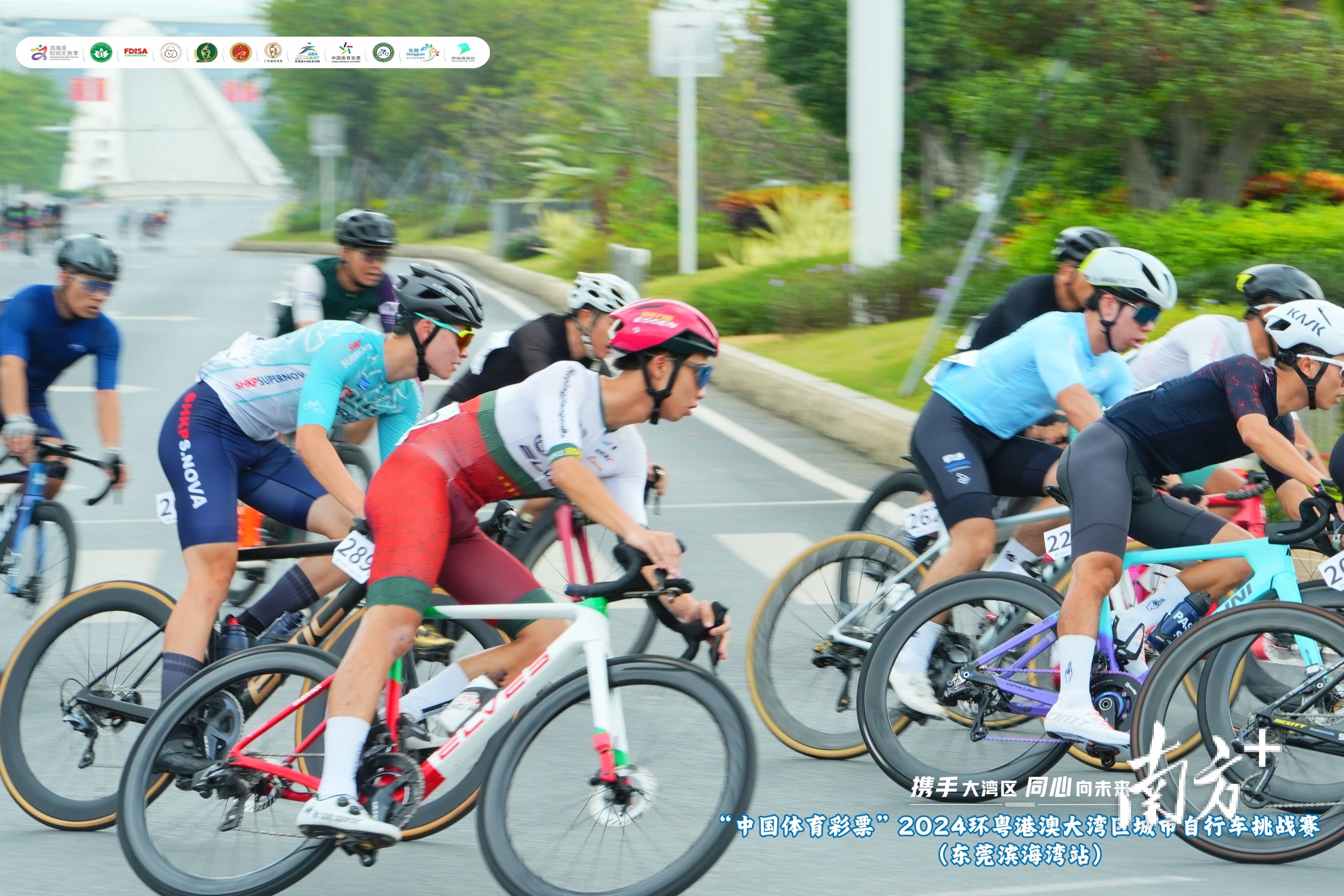 自行车赛场强劲对决运动员速度惊人引发观众欢呼的简单介绍