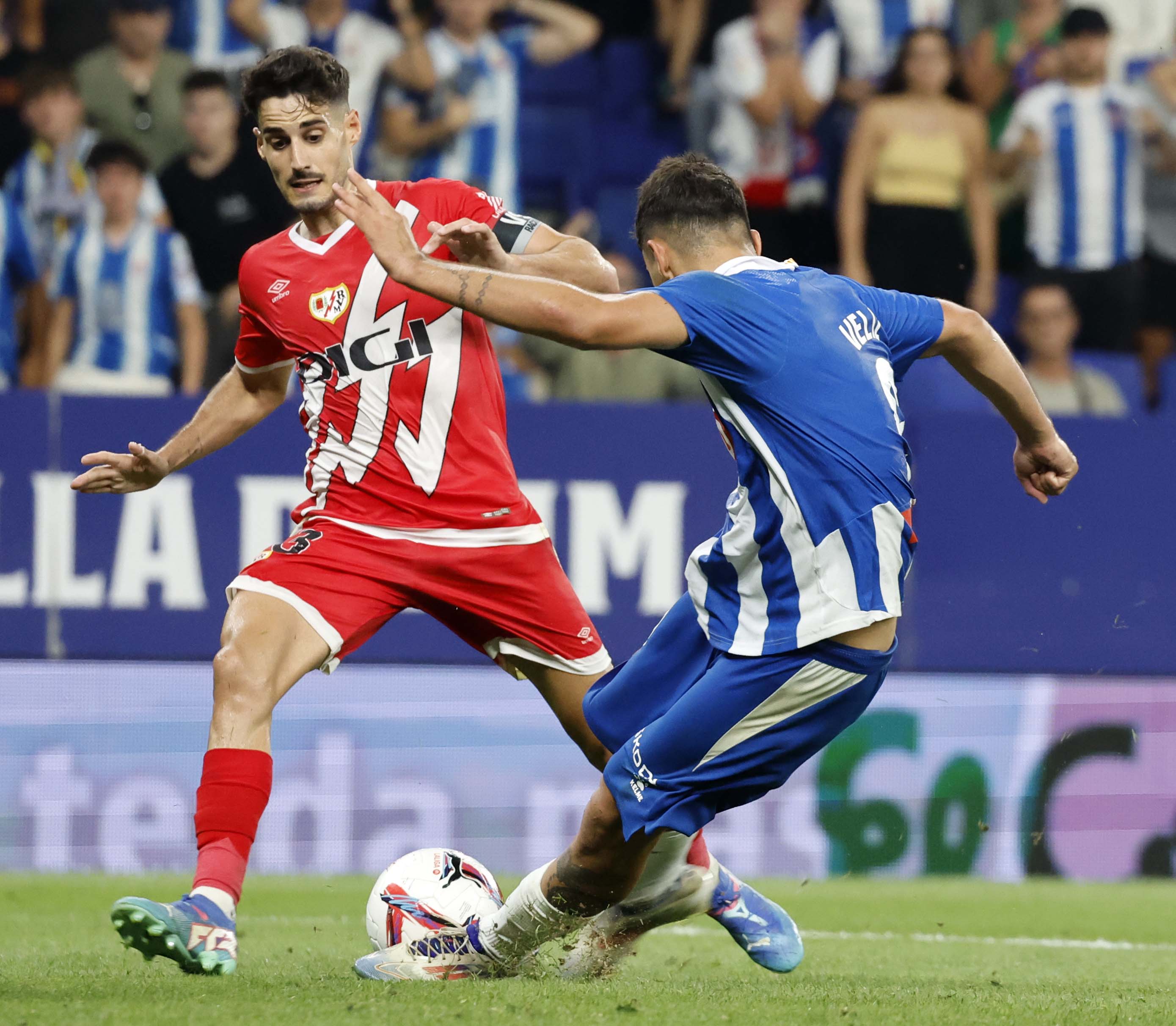 西班牙队在比赛中凭借技艺取得胜利