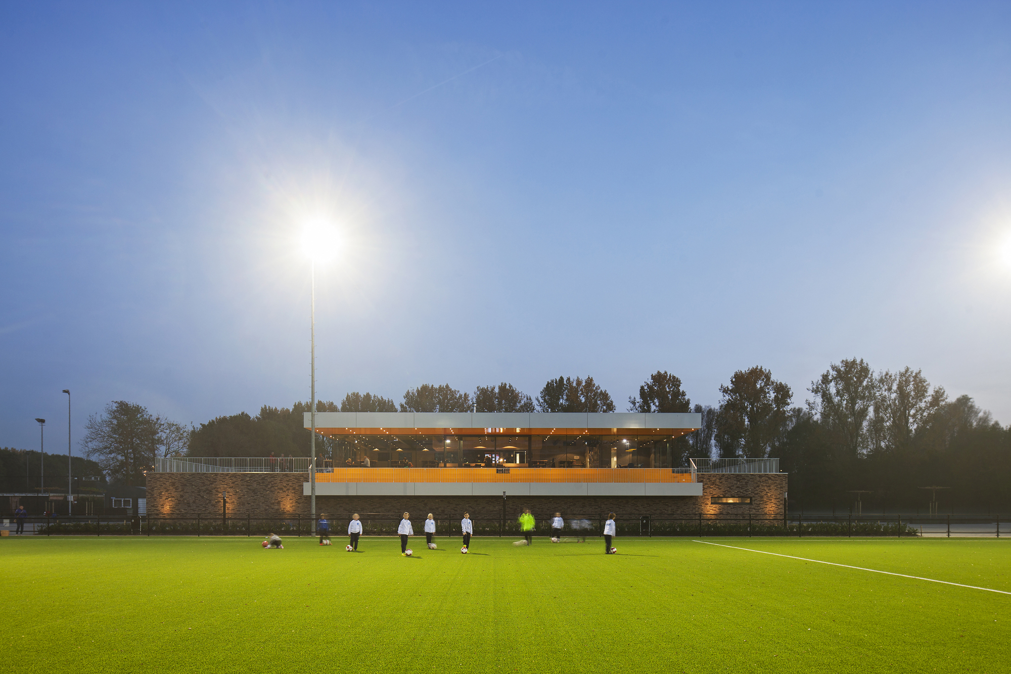 包含马绍尔群岛主教练收到荷兰俱乐部任命函待签字的词条