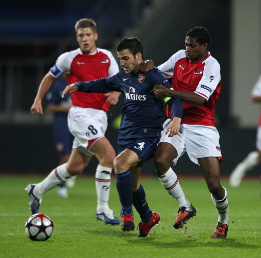 包含马绍尔群岛主教练收到荷兰俱乐部任命函待签字的词条