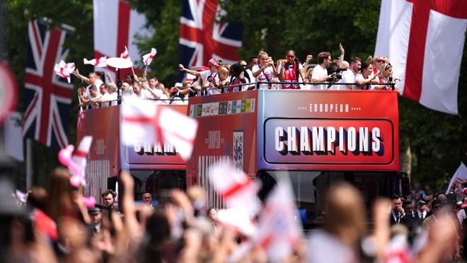 欧洲足球顶级联赛开幕，球迷狂热支持！