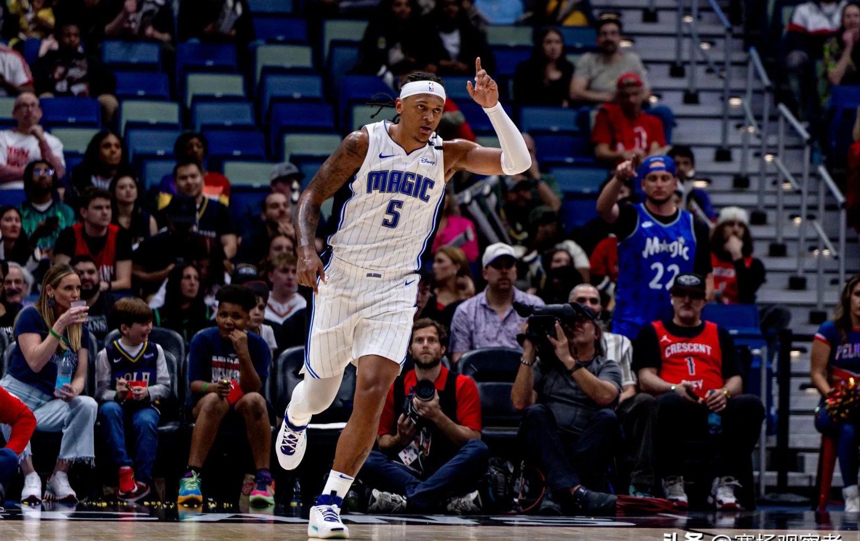 包含人客场逆转击败灰熊取得胜利的词条