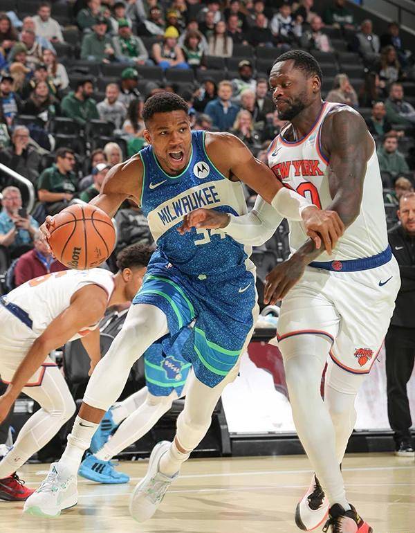 雄鹿队全队发挥出色，轻取强敌领跑！的简单介绍