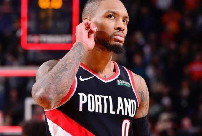 开拓者队控卫利拉德在比赛中展现超强得分能力