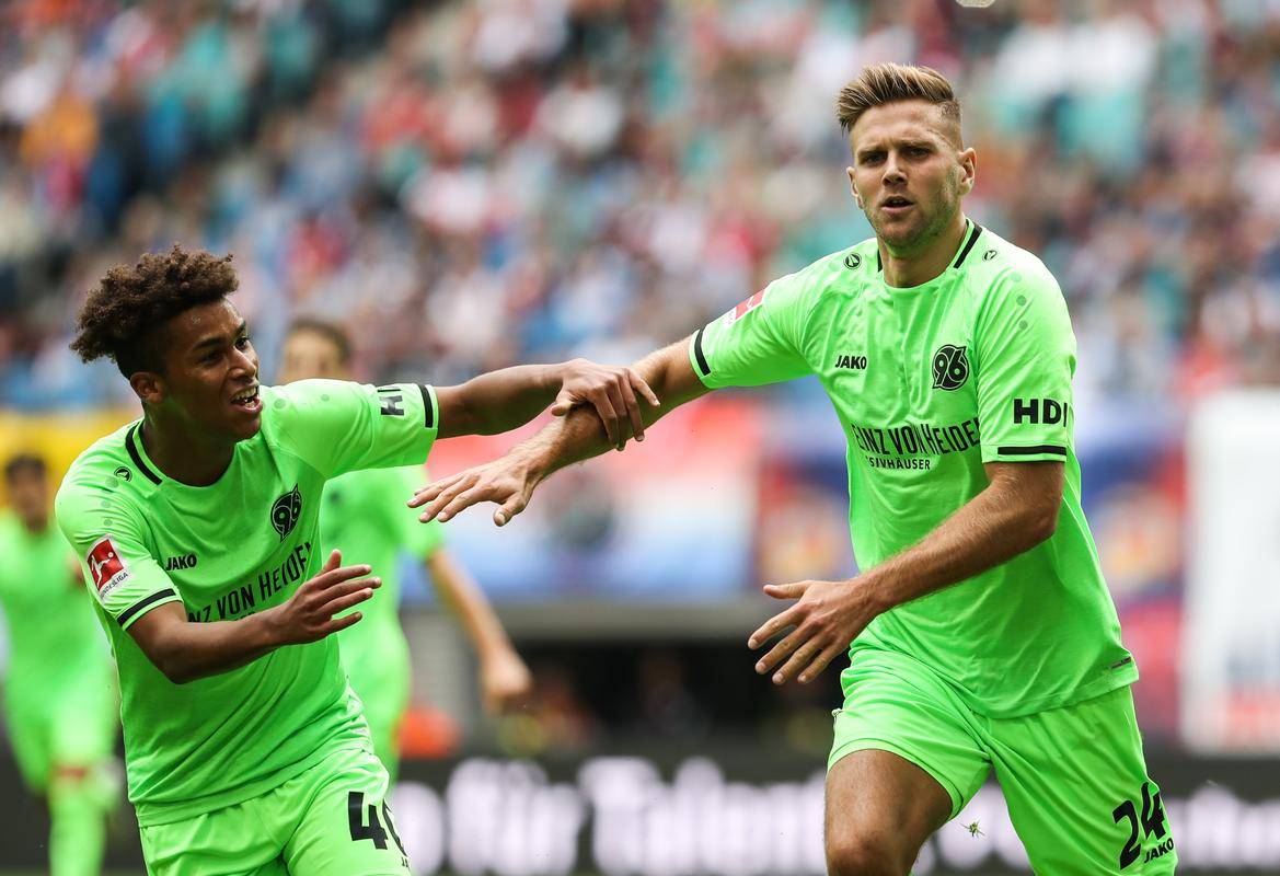 沙尔克战平对手，争议判罚引发热议