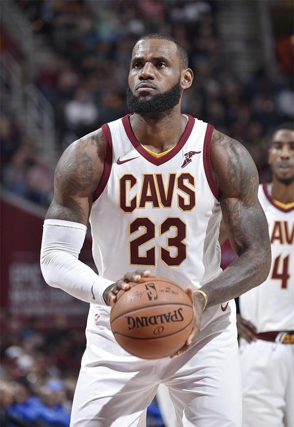 雄骑连胜灰狼，詹姆斯贡献全能表现