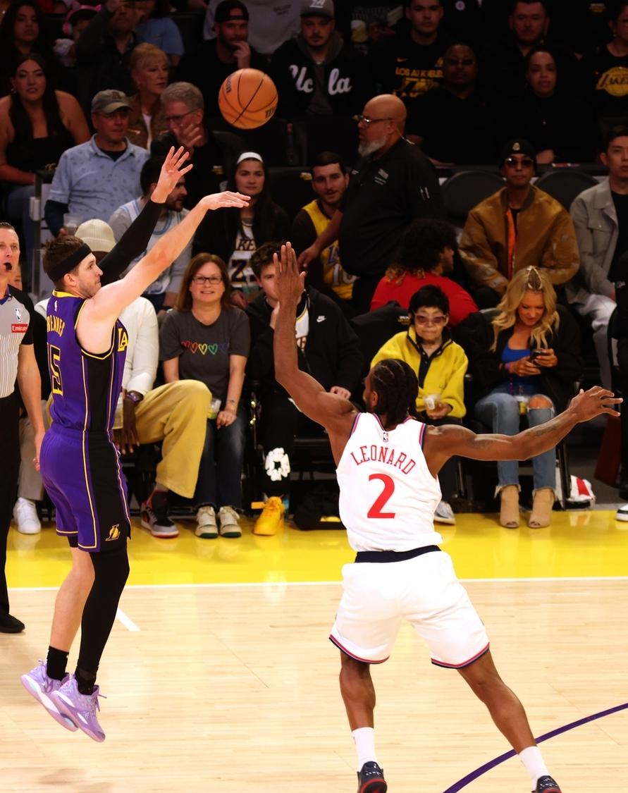 关于快船胜湖人，豪取两连胜的信息