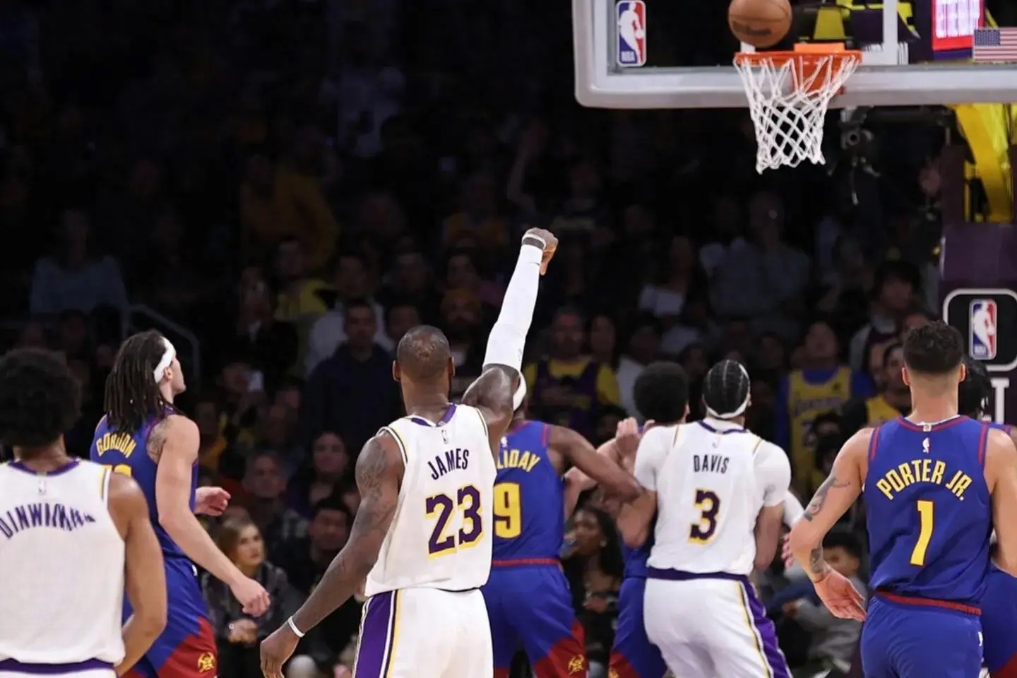 勒布朗遭遇伤病,湖人不敌掘金 勒布朗遭遇伤病,湖人不敌掘金