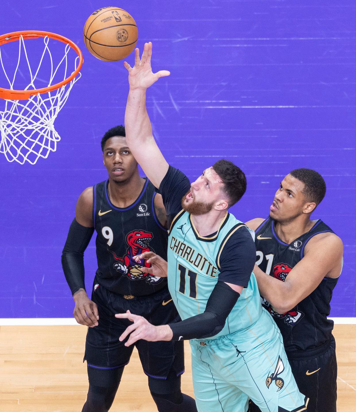 猛龙客场大胜活塞，继续领跑东部