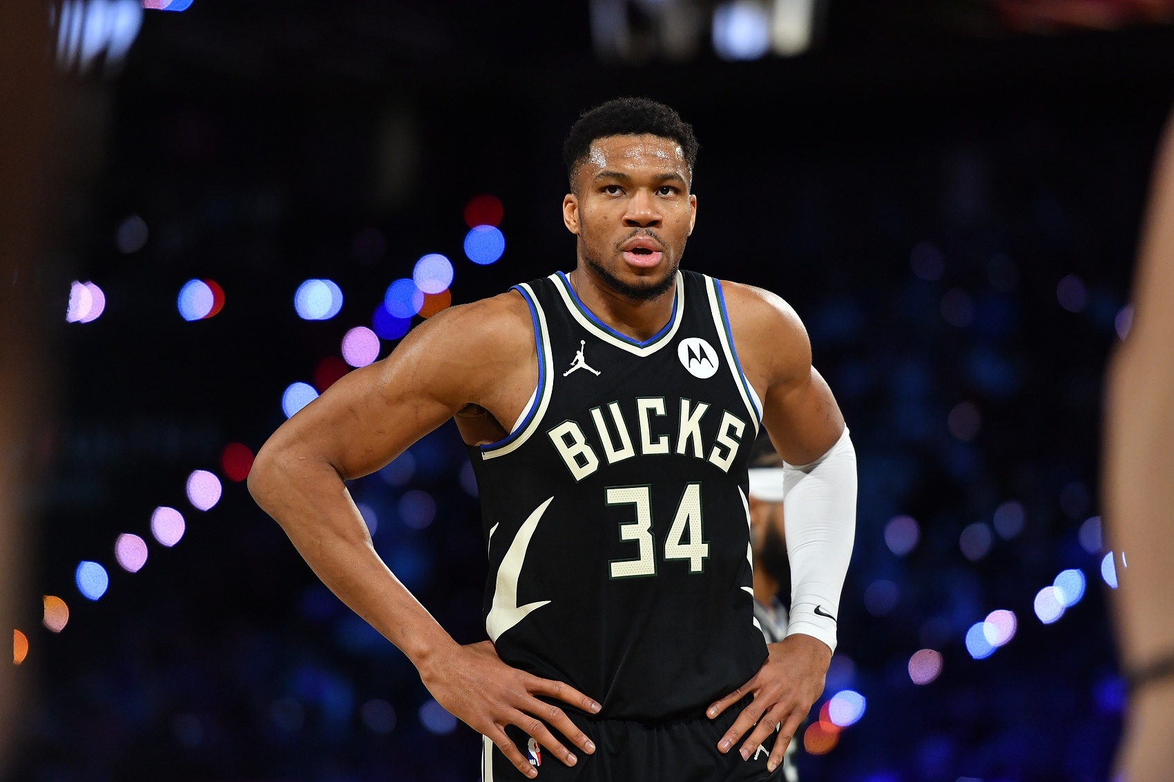 雄鹿队客场惜败开拓者队